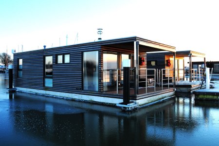 HT4 Houseboat Mermaid 1 With Charter